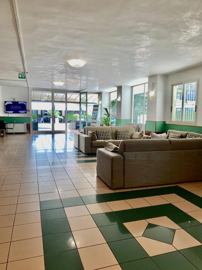 רימיני Hotel Aiglon מראה חיצוני תמונה
