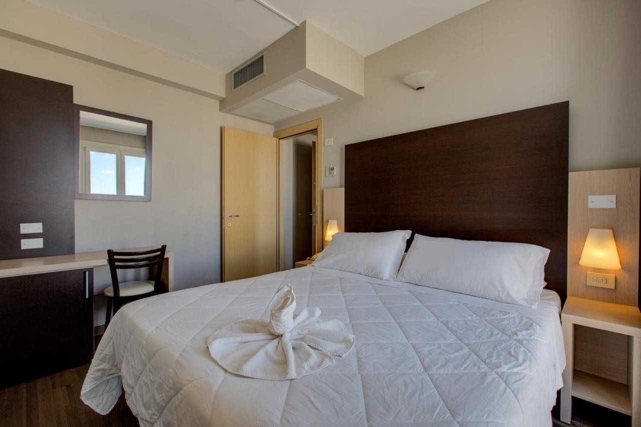 רימיני Hotel Aiglon מראה חיצוני תמונה