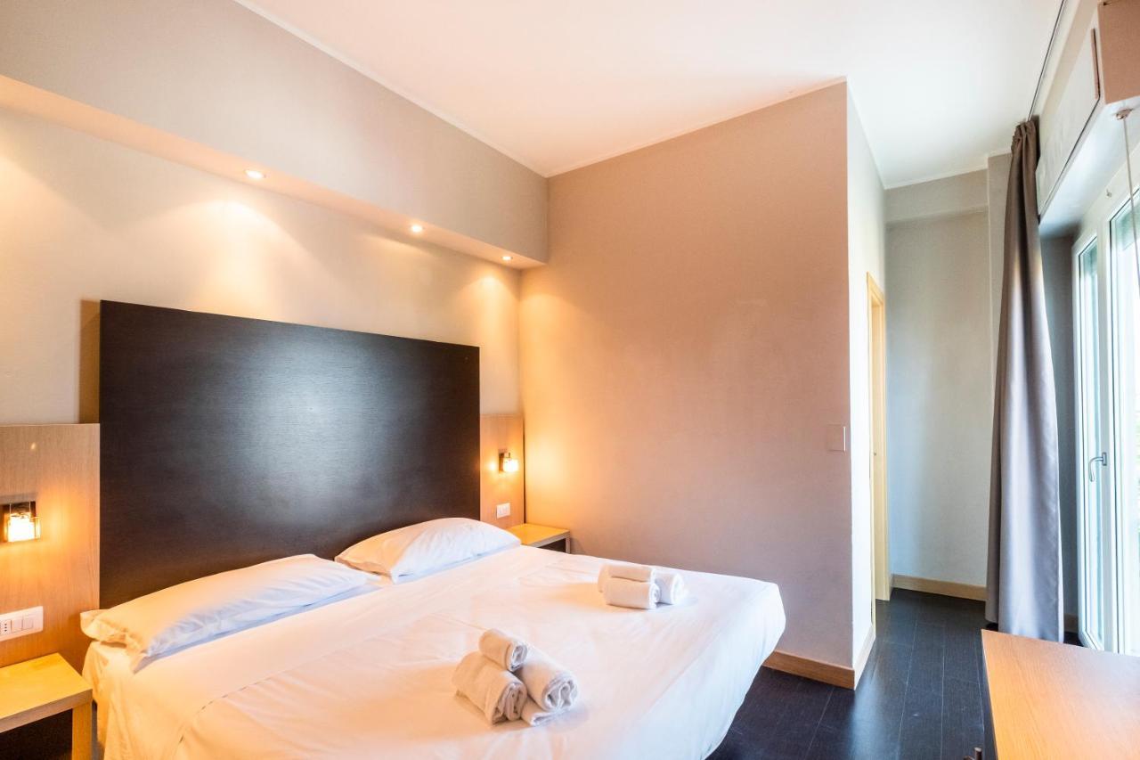 רימיני Hotel Aiglon מראה חיצוני תמונה