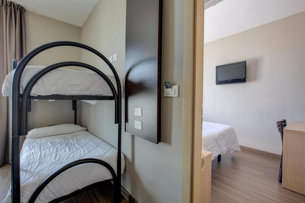 רימיני Hotel Aiglon מראה חיצוני תמונה