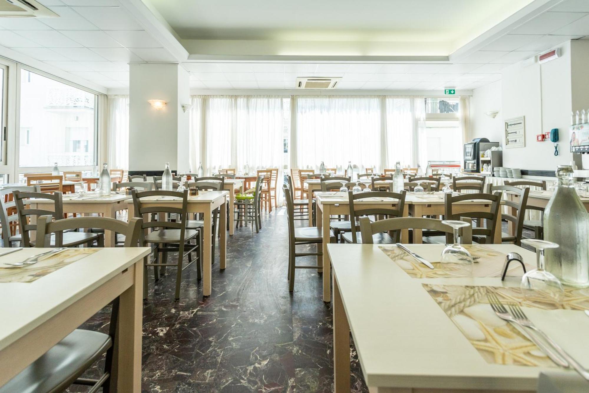 רימיני Hotel Aiglon מראה חיצוני תמונה